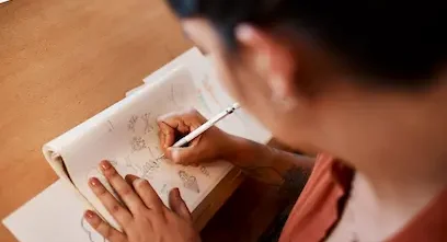 main de femme qui dessine main de femme qui dessine