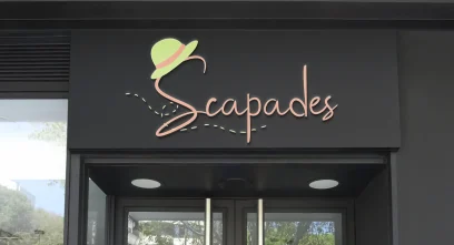 mockup d’une vitrine avec le logo escapades Mockup d'une enseigne avec le logo escapades